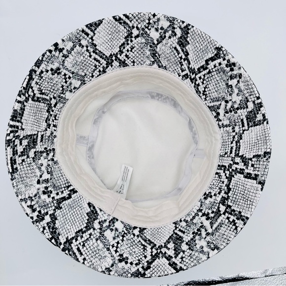 Urban Outfitters White & Black Snakeskin design Bucket Hat - Picture 5 of 6